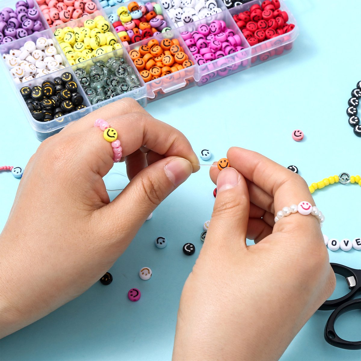 Behave Smiley Kralen Set - Emoji Kralen - DIY Sieraden maken - Rijgdraad - 15 Kleuren - 7x4mm - 80 Kralen per Kleur - Totaal 1200 Stuks — afbeelding 13