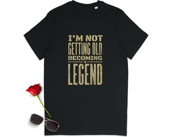 T shirt met tekst: I'm not getting old becoming a legend - Grappig heren t Shirt - Leuk dames tshirt - vrouwen en mannen t Shirt met quote - Unisex maten: S M L XL XXL XXXL - Shirt kleuren: Zwart Burgundy (bordeaux rood)