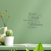 Stickerheld - Muursticker "Every family has a story... Welcome to ours..." Quote - Woonkamer - inspirerend - Engelse Teksten - Mat Donkergrijs - 27.5x34.6cm