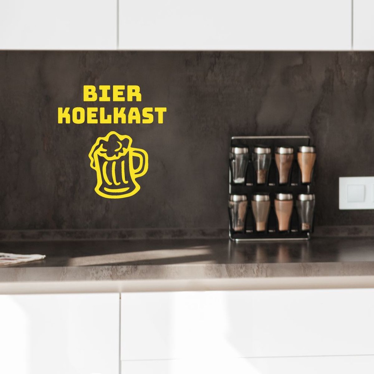 Afbeelding van product Stickerheld® Muursticker Bier koelkast | Keuken | Wijn en Bier | keet/chill plek | Nederlandse Teksten | Mat Geel | 28.7x27.5cm
