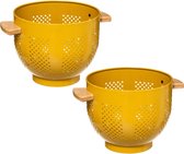 Set van 2x stuks vergiet/zeef op voet geel 22 x 18,5 cm van ijzer met bamboe handvaten - Keukenvergieten