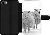 Bookcase Geschikt voor iPhone 8 telefoonhoesje - Schapen - Sneeuw - Wit - Met vakjes - Wallet case met magneetsluiting