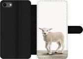 Bookcase Geschikt voor iPhone SE 2020 telefoonhoesje - Lammetje - Schaap - Dieren - Kinderen - Meisjes - Jongens - Met vakjes - Wallet case met magneetsluiting