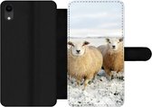 Bookcase Geschikt voor iPhone XR telefoonhoesje - Groep nieuwsgierige schapen - Met vakjes - Wallet case met magneetsluiting