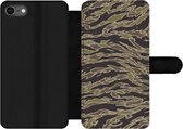 Bookcase Geschikt voor iPhone 7 telefoonhoesje - Camouflage patroon met strepen - Met vakjes - Wallet case met magneetsluiting