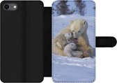 Bookcase Geschikt voor iPhone 7 telefoonhoesje - IJsberen - Sneeuw - Wit - Met vakjes - Wallet case met magneetsluiting