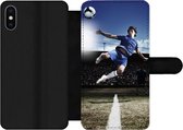 Bookcase Geschikt voor iPhone XS Max telefoonhoesje - Voetballer doet een volley - Met vakjes - Wallet case met magneetsluiting