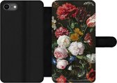 Bookcase Geschikt voor iPhone SE 2020 telefoonhoesje - Stilleven met bloemen in een glazen vaas - Schilderij van Jan Davidsz. de Heem - Met vakjes - Wallet case met magneetsluiting