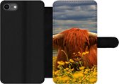 Bookcase Geschikt voor iPhone SE 2020 telefoonhoesje - Schotse Hooglander - Dieren - Bloemen - Met vakjes - Wallet case met magneetsluiting