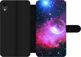 Bookcase Geschikt voor iPhone XR telefoonhoesje - Heelal - Planeten - Roze - Jongens - Meisjes - Kinderen - Met vakjes - Wallet case met magneetsluiting