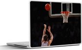 Laptop sticker - 14 inch - Basketbalspeler schiet van ver de bal in de basket - 32x5x23x5cm - Laptopstickers - Laptop skin - Cover