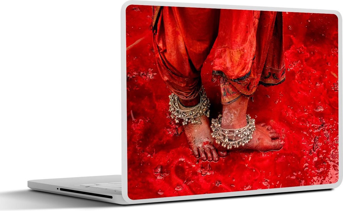Afbeelding van product SleevesAndCases  Laptop sticker - 15.6 inch - Vrouw loopt door roodgekleurd water tijdens Holi