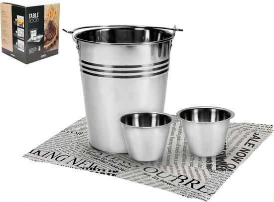 RVS serveer emmer met twee kleinere bakjes erop, liggend op krantenpapier.