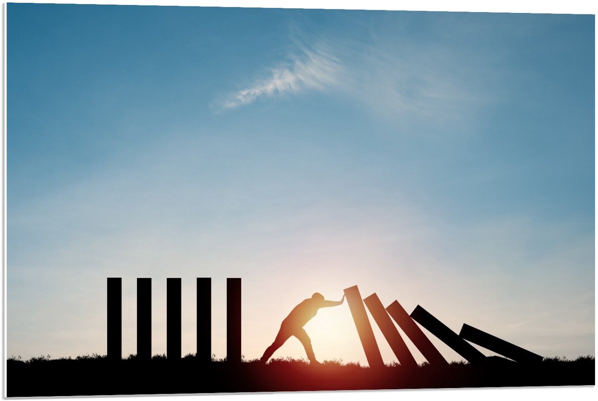 Forex - Persoon duwend tegen Palen - 90x60cm Foto op Forex