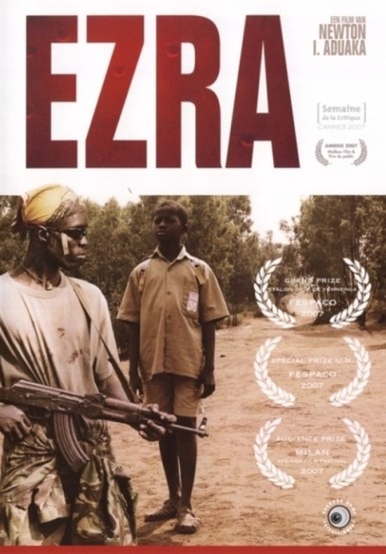 Filmaffiche van 'Ezra' met twee jongens op een stoffige ondergrond, één met wapen en beschilderd gezicht.