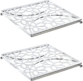 2x stuks metalen zilveren pannenonderzetters vierkant met bloemenprint 18 cm - Keukenbenodigdheden - Pannenonderzetter