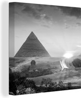 Canvas Schilderij Zonsondergang naast piramide Caïro - Egypte - zwart wit - 50x50 cm - Wanddecoratie