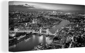 Canvas Schilderij Luchtfoto van Londen met de Tower Bridge tijdens schemering - zwart wit - 40x20 cm - Wanddecoratie