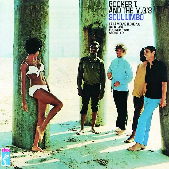 Boek T. & the M.G.'s - Soul Limbo albumhoes met een vrouw in witte bikini en vier mannen op het strand bij pilaren.
