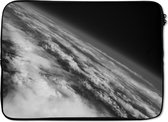 Laptophoes 13 inch 34x24 cm -aarde - Macbook & Laptop sleeve De aarde met veel wolken vanaf de ruimte in zwart wit - Laptop hoes met foto