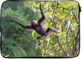 Laptophoes 13 inch - Springende aap in de jungle - Laptop sleeve - Binnenmaat 32x22,5 cm - Zwarte achterkant