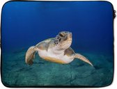 Laptophoes 17 inch - Een groene schildpad in het water - Laptop sleeve - Binnenmaat 42,5x30 cm - Zwarte achterkant