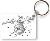 Sleutelhanger - Een zwart-wit illustratie van een bijenkorf aan een tak - Uitdeelcadeautjes - Plastic