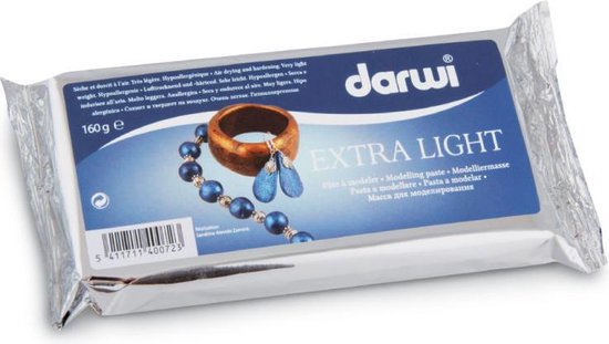 Verpakking Darwi Extra Light boetseerpasta. De verpakking is zilvergrijs met blauwe en witte tekst. Een armband met blauwe kralen is afgebeeld.