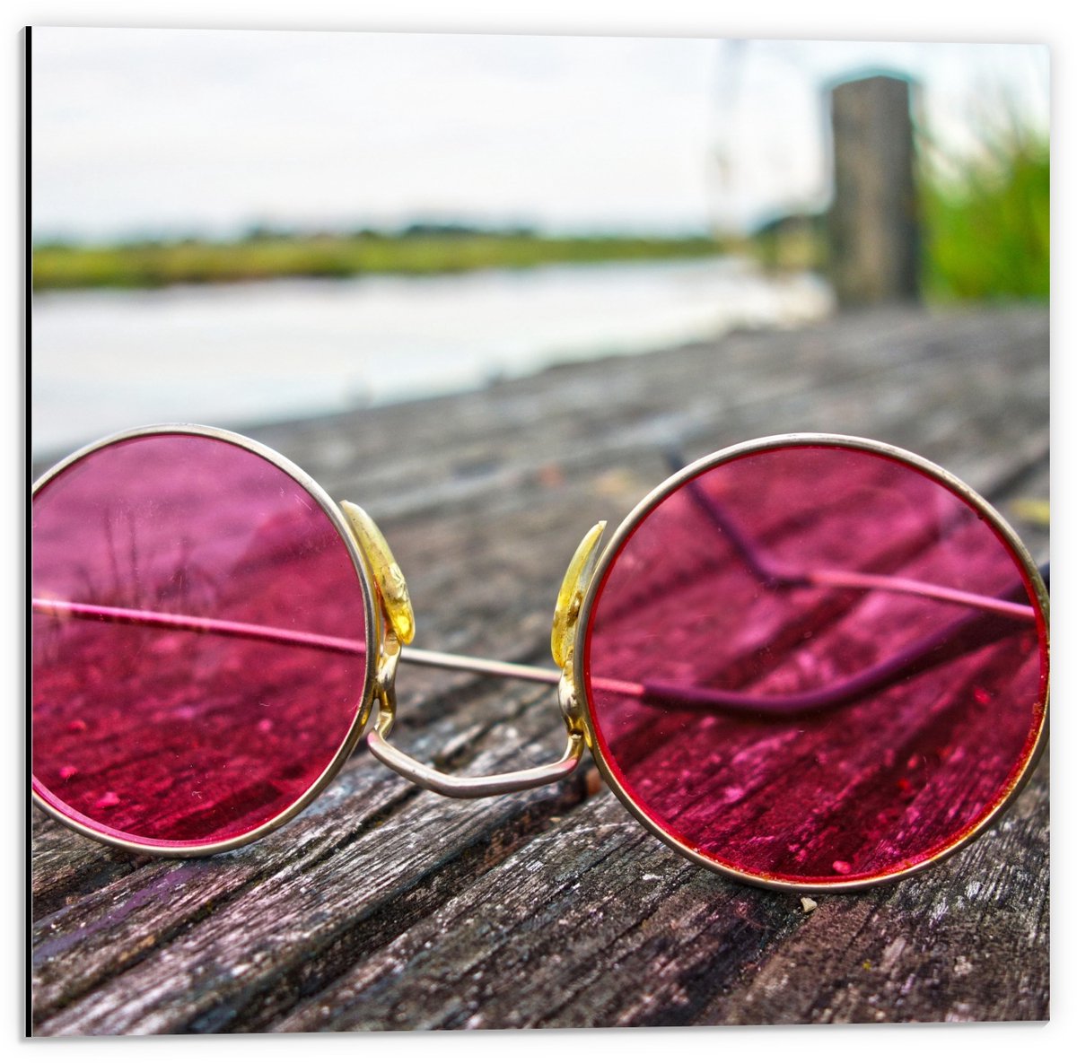 KuijsFotoprint Dibond - Roze Bril op Houten Vlonder - 50x50cm Foto op Aluminium (Met Ophangsysteem) Groen