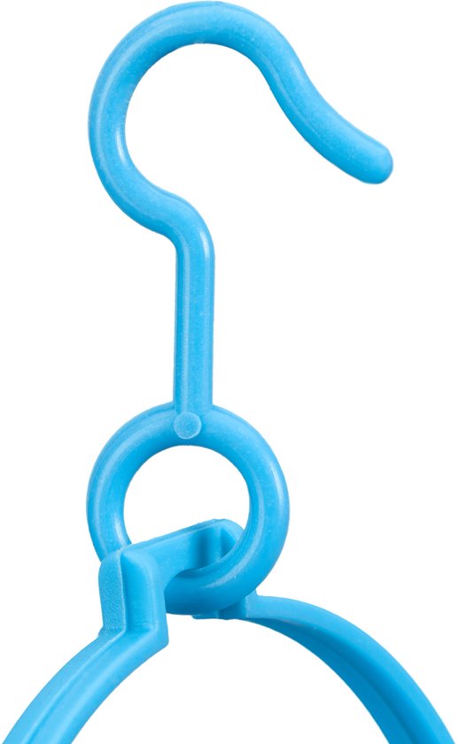 Een blauwe plastic haak met een ring, bedoeld om een lampion op te hangen.