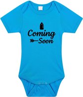 Coming soon gender reveal jongen cadeau tekst baby rompertje blauw - Kraamcadeau - Babykleding 92 (18-24 maanden)