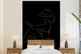 Behang - Fotobehang Vrouw - Hoed - Goud - Zwart - Breedte 160 cm x hoogte 240 cm