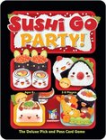 De voorkant van de doos van het spel Sushi Go Party, met diverse sushi en onigiri afbeeldingen.
