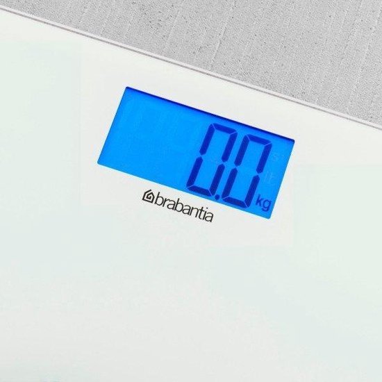 Gros plan de l'écran numérique bleu d'une balance personnelle blanche.