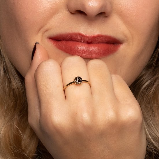 My Bendel - Ring Goudkleurig met Zwarte Zirkonia Steentjes - Goudkleurige Ring met Zwarte Zirkonia - Minimalistisch Stainless Steel - met Luxe Cadeauverpakking | Sieraden Voor Dames | Maat 19.00 Mm / Maat 60
