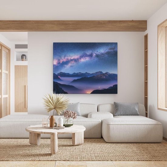Toile dans un salon avec ciel étoilé, Voie lactée, montagnes et vallée brumeuse.