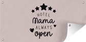 Wanddecoratie buiten Spreuken - Quotes Hotel Mama Always Open - Mama cadeau - Moeder - Moederdag - Liefste mama - 160x80 cm - Tuindoek - Buitenposter