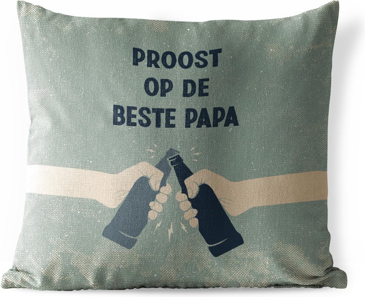 Sierkussen Buiten - Quotes - Proost op de beste papa - Vaderdag - Spreuken - 60x60 cm - Weerbestendig - Vaderdag cadeautje - Cadeau voor vader en papa