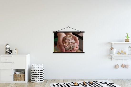 Petit hérisson en mains affiche textielposter lattes noir 90x60 cm