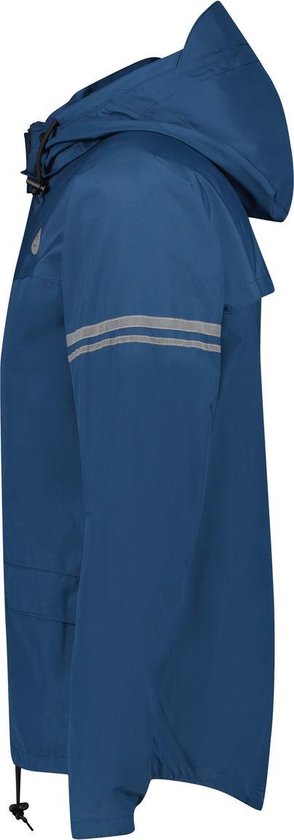 Blauwe regenjas met capuchon, zijaanzicht.