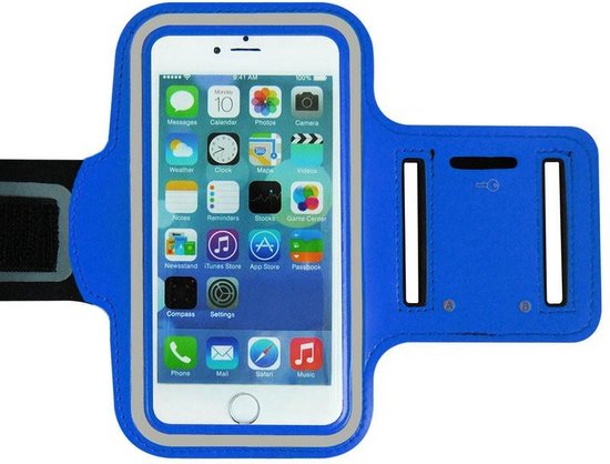 Brassard de sport bleu foncé avec un iPhone 14 Pro. Affiche l'écran d'accueil avec des icônes d'applications.