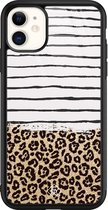 Casimoda® hoesje - Geschikt voor iPhone 11 - Luipaard strepen - Luxe Hard Case Zwart - Backcover telefoonhoesje - Bruin/beige