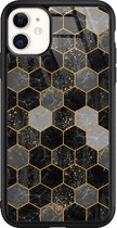 Casimoda® hoesje - Geschikt voor iPhone 11 - Hexagons Zwart - Luxe Hard Case Zwart - Backcover telefoonhoesje - Zwart