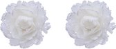 2x stuks decoratie bloemen wit met veertjes op clip 11 cm - Decoratiebloemen/kerstboomversiering/kerstversiering