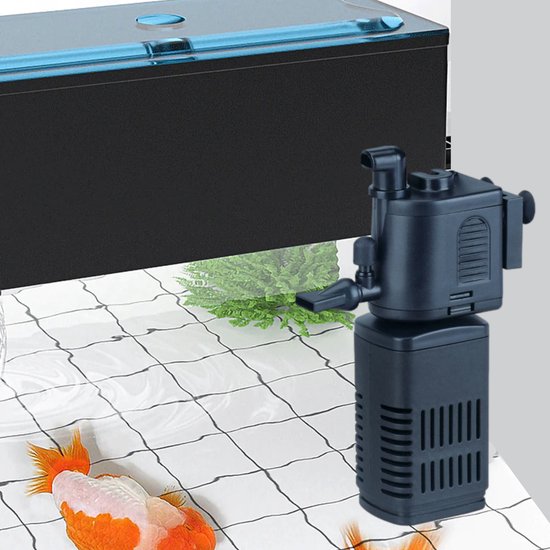 Zwarte aquarium filterpomp in een zwart aquarium met blauw licht, bij een oranje vis.