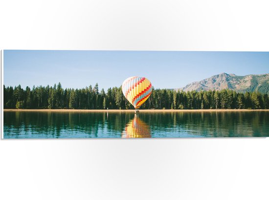 WallClassics - PVC Schuimplaat - Luchtballon landend op Kust bij Water - 60x20 cm Foto op PVC Schuimplaat (Met Ophangsysteem)