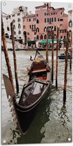 WallClassics - Tuinposter – Gondel in Venetie - 50x100 cm Foto op Tuinposter  (wanddecoratie voor buiten en binnen)
