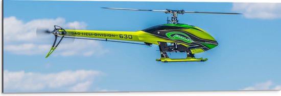 WallClassics - Dibond - Geel Groene Helikopter bij Wolken - 90x30 cm Foto op Aluminium (Met Ophangsysteem)