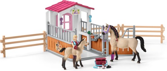 Schleich Horse Club - Paardenbox met Arabieren en paardenverzorgster - Speelfigurenset - Kinderspeelgoed voor Jongens en Meisjes - 5 tot 12 jaar - Schleich