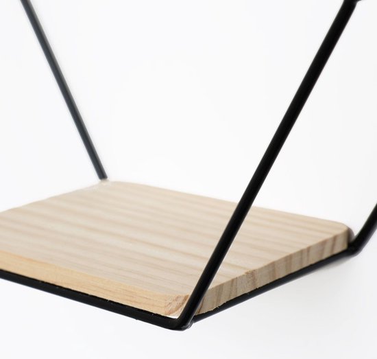 Detail van een houten plankje in een zwart metalen zeshoekig frame.